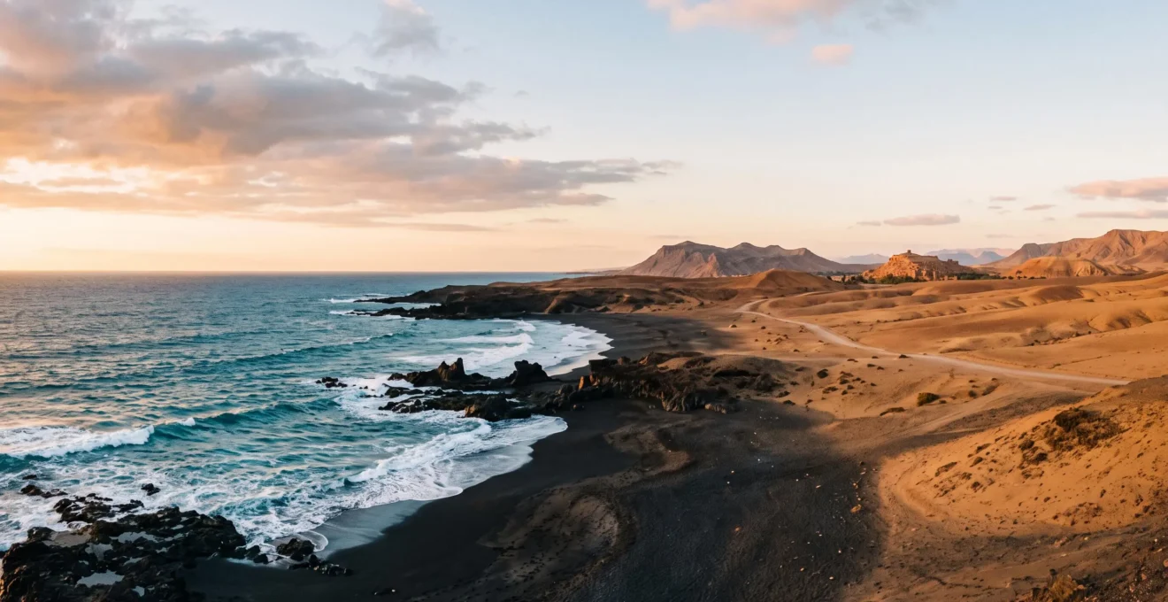 Paysage symbolique reliant les plages volcaniques des Canaries et les dunes desertiques du Maroc en une seule composition