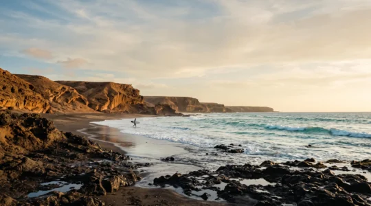 Paysage sauvage de Fuerteventura entre falaises volcaniques et océan Atlantique, loin des zones touristiques