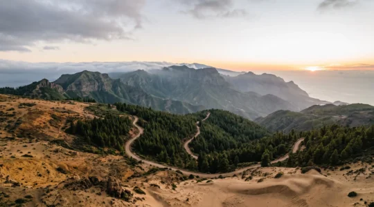 Vue panoramique illustrant les paysages contrastés de Grande Canarie, des dunes dorées aux montagnes verdoyantes
