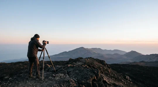 Photographe de paysage capturant la lumière dorée sur un relief volcanique des Canaries au lever du soleil