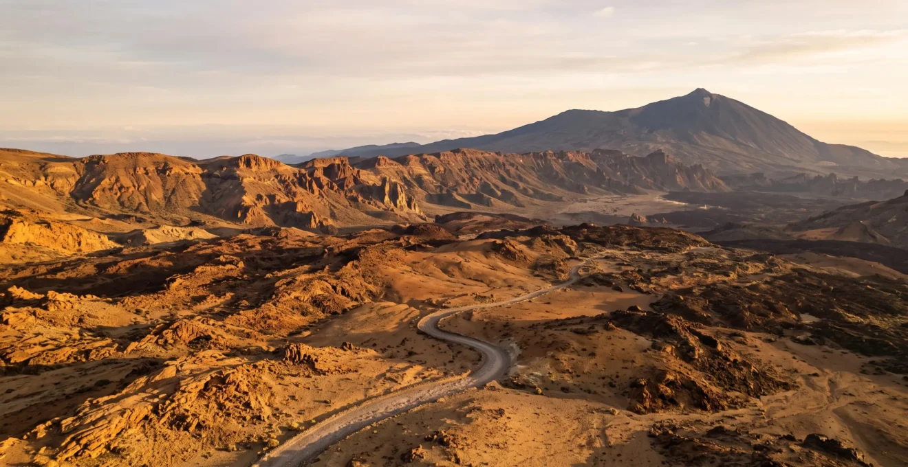 Vue aerienne d'un paysage volcanique des Canaries ressemblant a la surface de Mars sous une lumiere dramatique