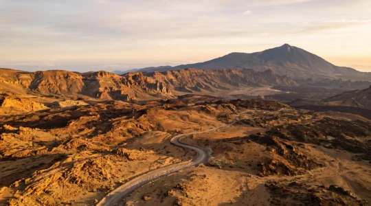 Vue aerienne d'un paysage volcanique des Canaries ressemblant a la surface de Mars sous une lumiere dramatique