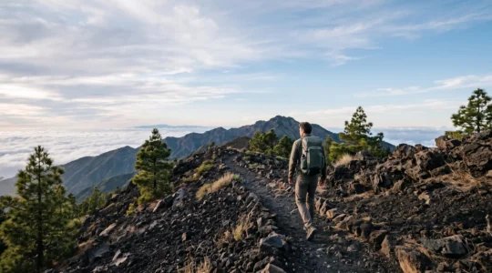 Randonneur solitaire portant un sac à dos ultra-léger sur un sentier volcanique des Canaries au lever du soleil