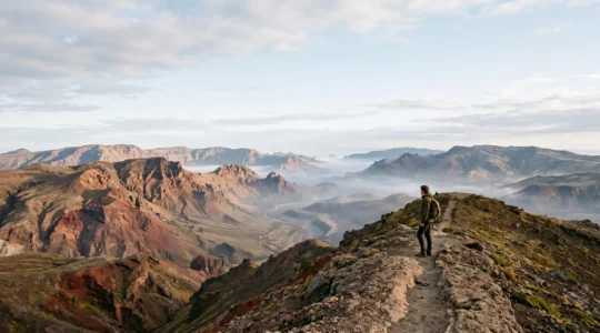 Un voyageur solitaire contemplant un paysage volcanique désert des Canaries au lever du soleil, loin de la foule touristique
