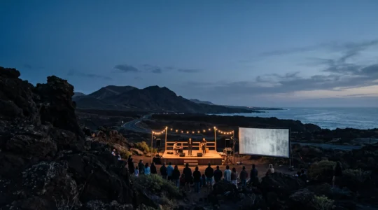 Scène de plein air sur un paysage volcanique des Canaries au crépuscule, ambiance festival de musique et de cinéma