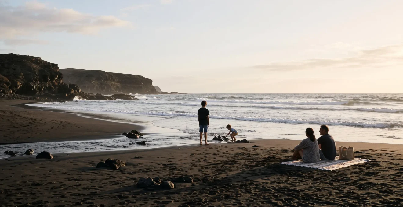 Famille profitant harmonieusement d'un coucher de soleil sur une plage volcanique des Canaries, entre détente et exploration